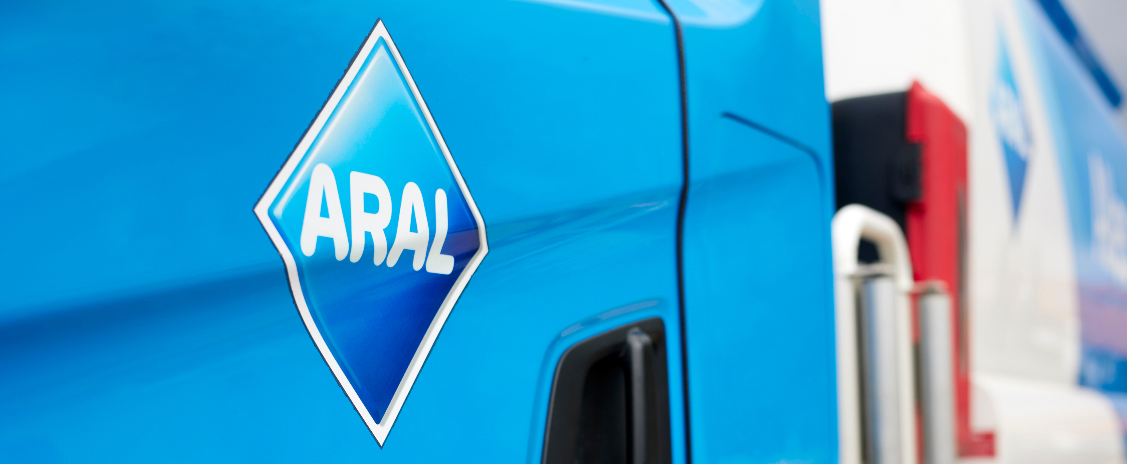 Mit Aral SuperDiesel gut versorgt - Aral-Logo auf Fahrzeug